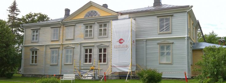 Uustaas Oy huoltaa kartanon päärakennuksen maalipintaa.