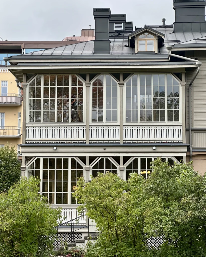 Puistokadun kaksikerroksinen lasikuisti