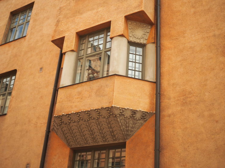 Katajanokalla tehtiin julkisivun ikkunankunnostus sekä uusi piharakennus