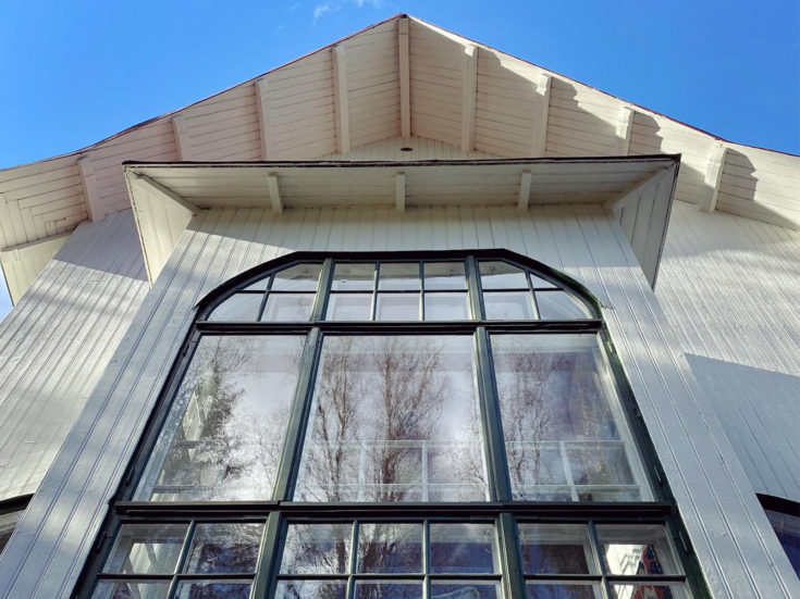 Trähus toteutti julkisivun, katon, ulko-ovien ja ikkunoiden kunnostustyöt Elia Heikelin suunnittelemaan huvilaan 1903-luvulta.