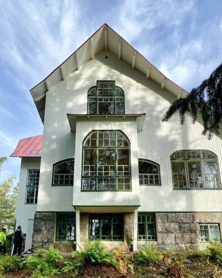 Elia Heikelin suunnittelema ja rakentama Villa Heikel vuodelta 1903 on Kauniaisten ensimmäinen huvila.